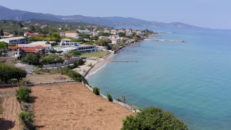 Ciudad-Costera-En-Una-Zona-Montañosa-Imágenes-De-Drones