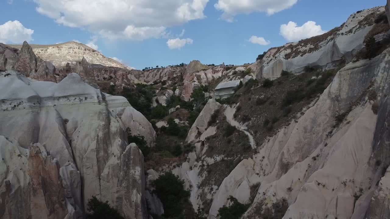 aproximándose drone disparado pasando por las formaciones rocosas naturales de capadocia, una ubicación de las antiguas casas de cueva en turquía