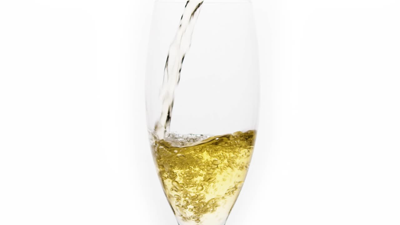 Inquadratura media di vino bianco versato al rallentatore in un bicchiere