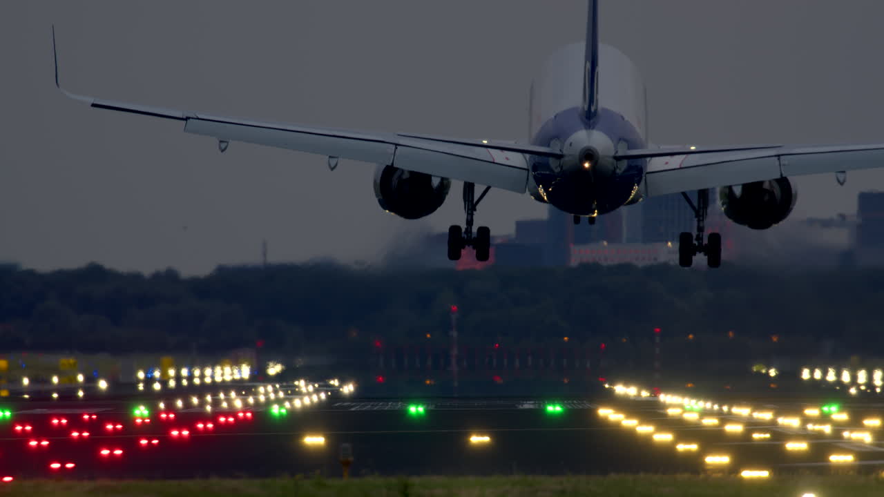 avión aterrizando en la noche
