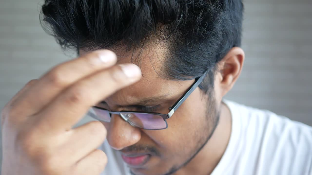 hombre con la mano en la frente