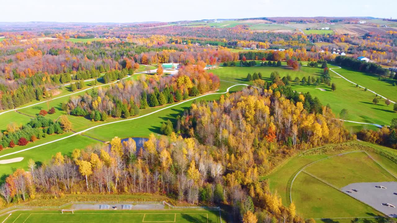골프장과 시골 풍경의 가을 색상