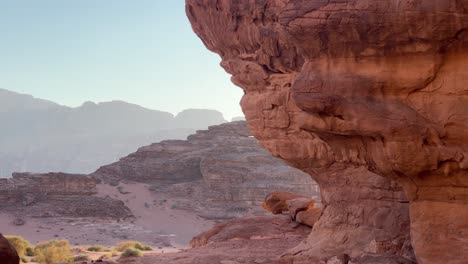formación rocosa en forma de rostro humano en wadi rum en jordania 4k
