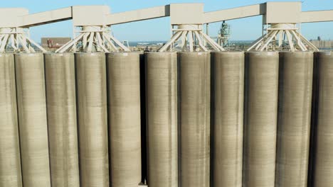 vista aérea de silos de grãos de concreto revelando instalações de armazenamento e transporte na margem do lago superior em duluth minnesota - drone ascendente em alto ângulo