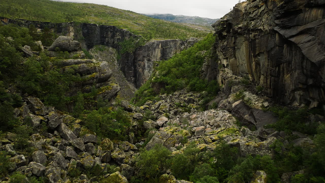 노르웨이 북부 에 있는 헬모주베트 협곡 에서 식물 로 인 절벽 한 풍경