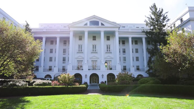 Ripresa lenta in avvicinamento dell'ingresso nord del Greenbrier Resort
