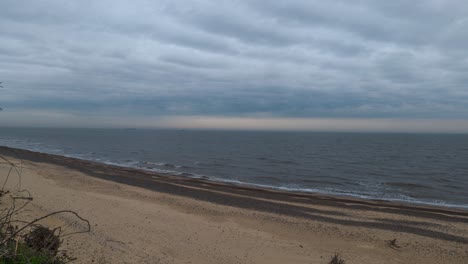 Zeitrafferaufnahme-Des-Strandes-Von-Kessingland-An-Einem-Bewölkten-Tag-In-Suffolk,-England