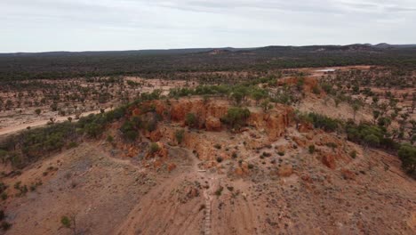 Dron-Alejándose-De-Una-Extraña-Colina-En-El-Interior-De-Australia