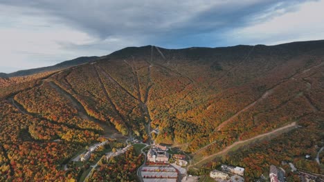 Hotel-Clay-Brook-Y-Residencias-Con-Estación-De-Esquí-En-Las-Montañas-Durante-El-Otoño-En-Nueva-Inglaterra,-EE.UU.