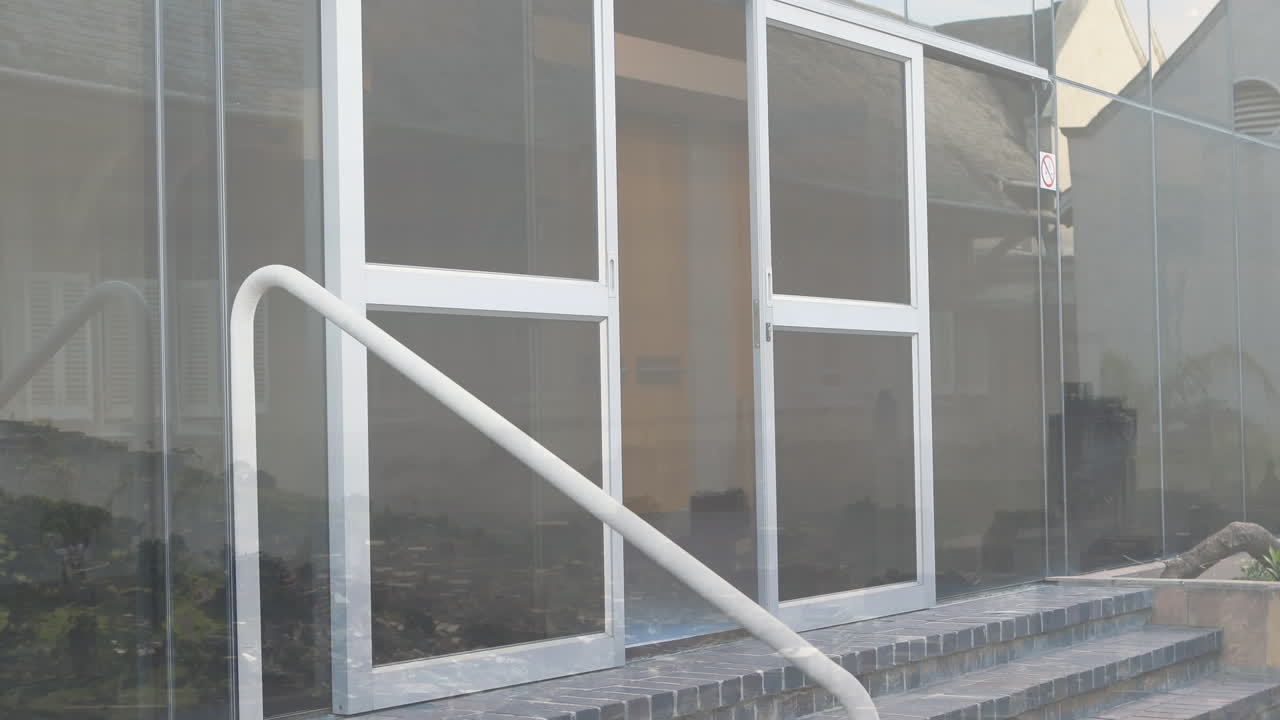 animación de la flecha roja con el procesamiento de estadísticas sobre el hombre de negocios que usa la tableta