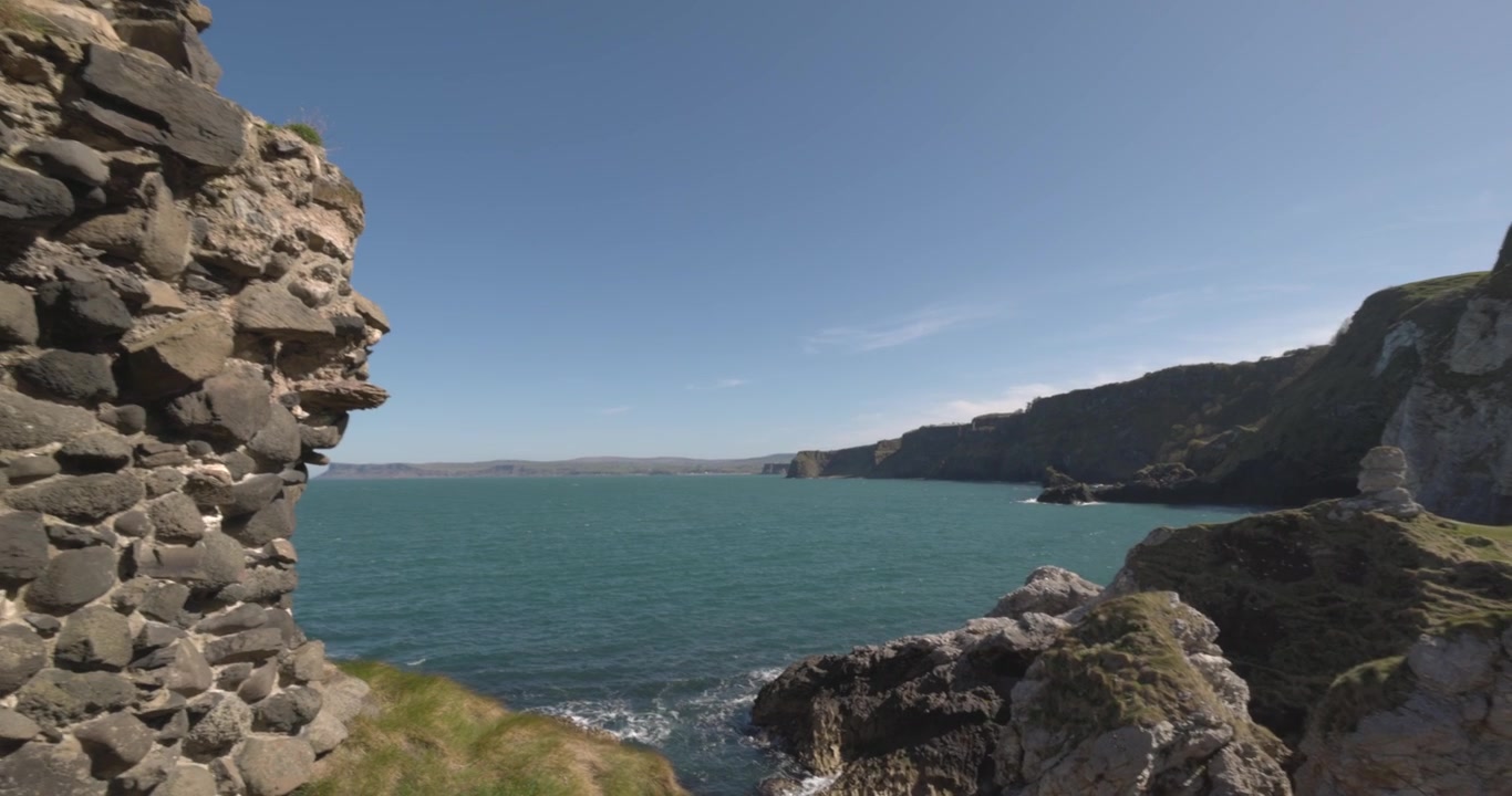Vue imprenable sur la côte depuis le château de Kinbane en été.