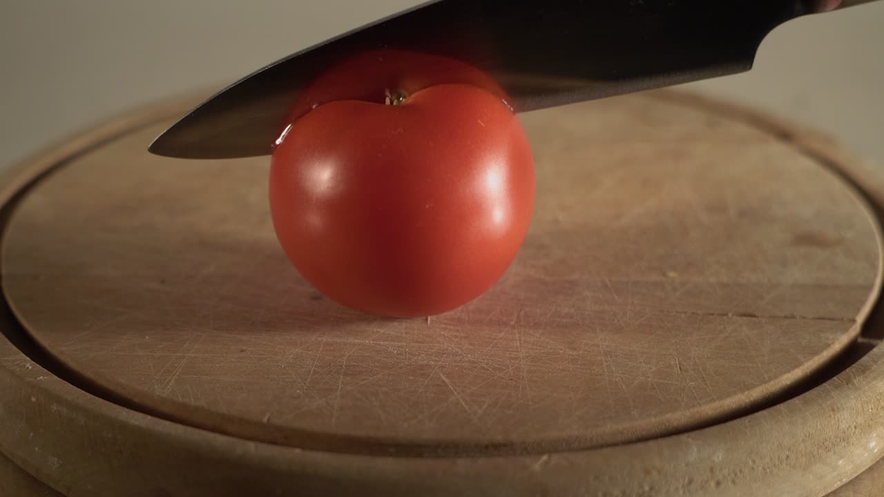 도마 위에서 토마토를 자르다