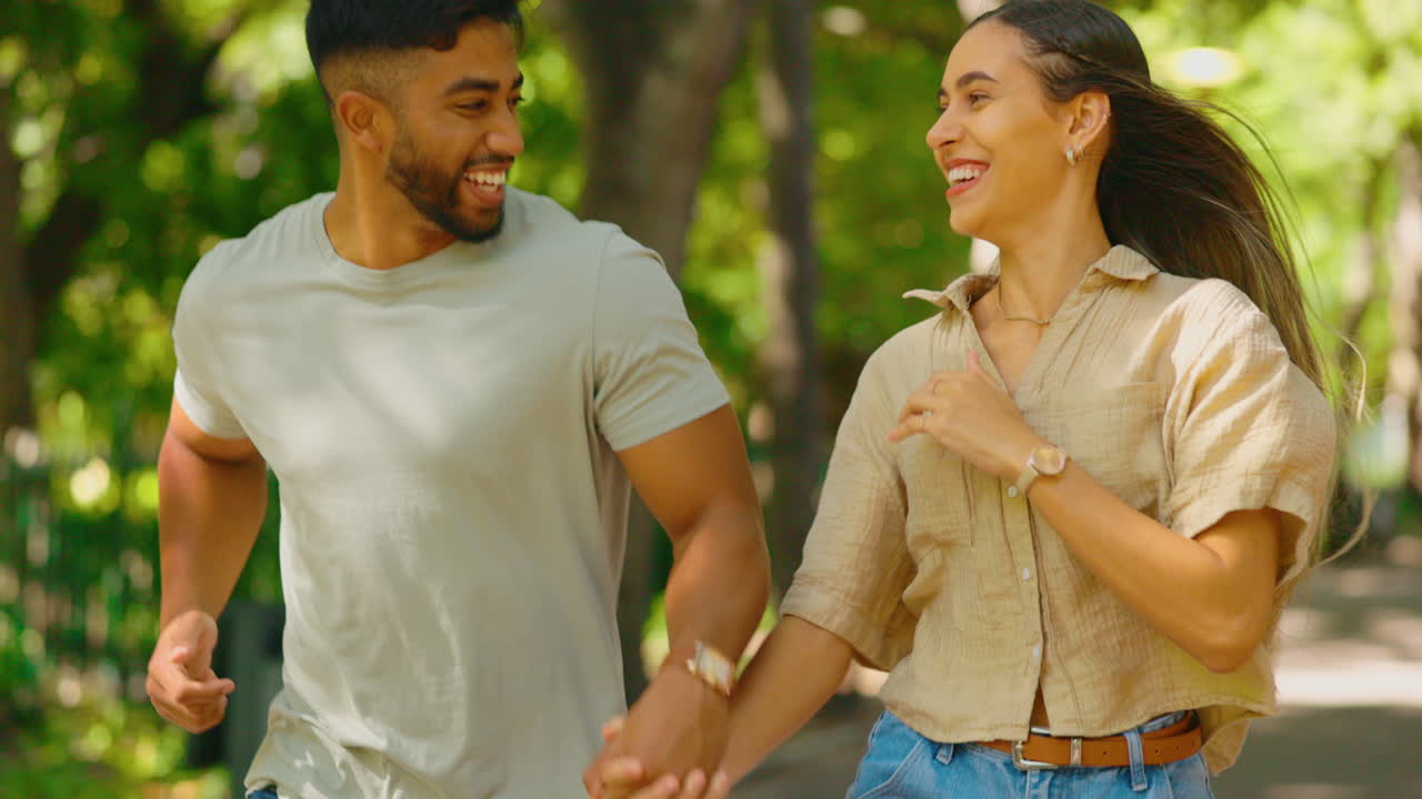 amor, feliz y pareja interracial corriendo