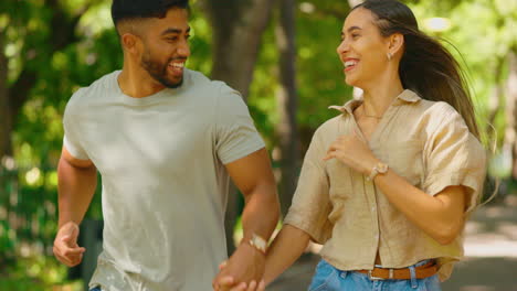 Amor,-Pareja-Feliz-E-Interracial-Corriendo