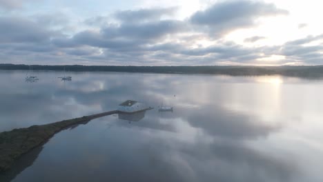 Landschaft-Mit-Rosafarbenen-Sonnenuntergangswolken,-Die-Sich-In-Der-Sonnenuntergangsumgebung-Des-Strandes-Der-Insel-Fornells-Auf-Menorca-Widerspiegeln,-Abgeschiedener-Reiseort-In-Europa