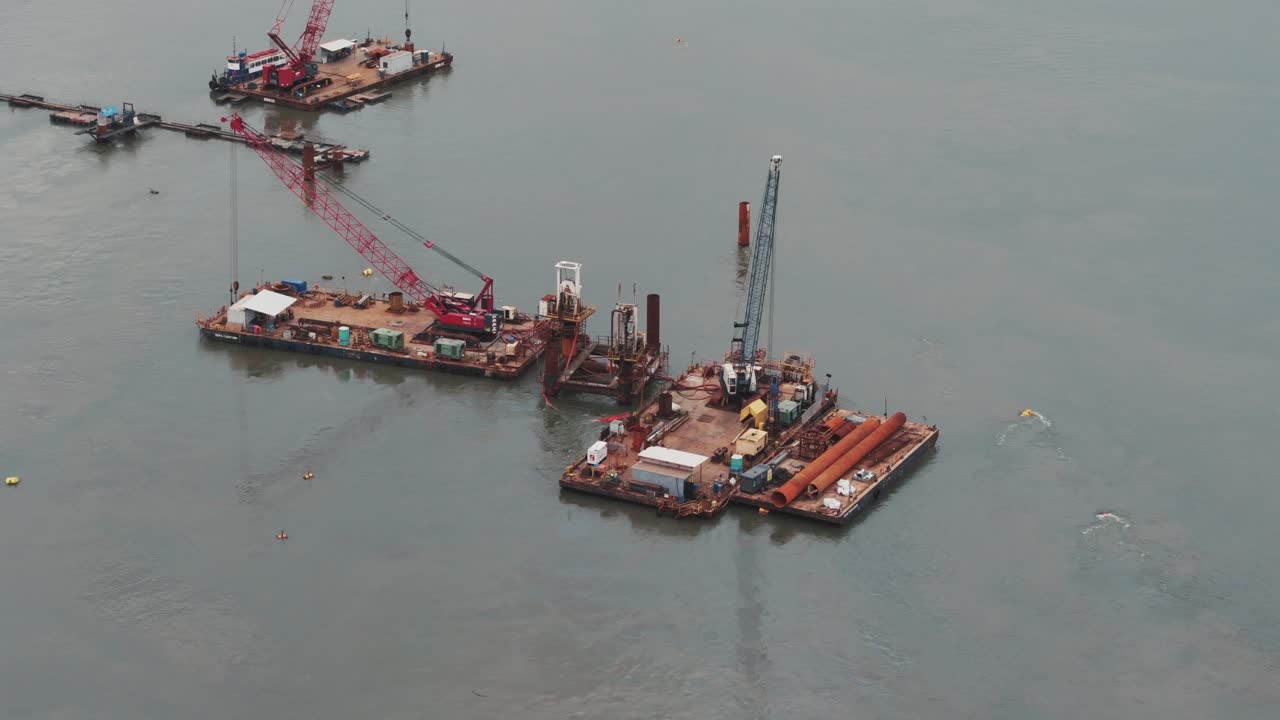 vista aérea de cerca de plataformas flotantes en grúas de carga en el puerto de são francisco do sul