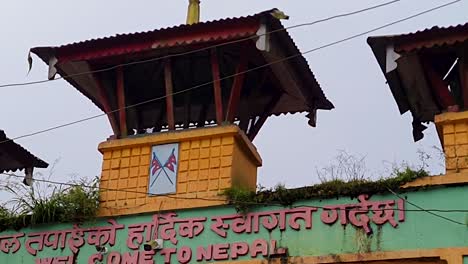 Puerta-De-Entrada-De-La-Frontera-Entre-India-Y-Nepal-Durante-El-Día-Desde-Un-ángulo-Plano.-El-Vídeo-Se-Toma-En-La-Frontera-De-Mirik-Con-Nepal,-Bengala-Occidental,-India,-El-4-De-Agosto-De-2023.