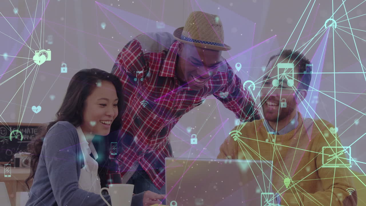 사무실에서 다양한 사업가들과의 아이콘과의 연결 네트워크의 애니메이션