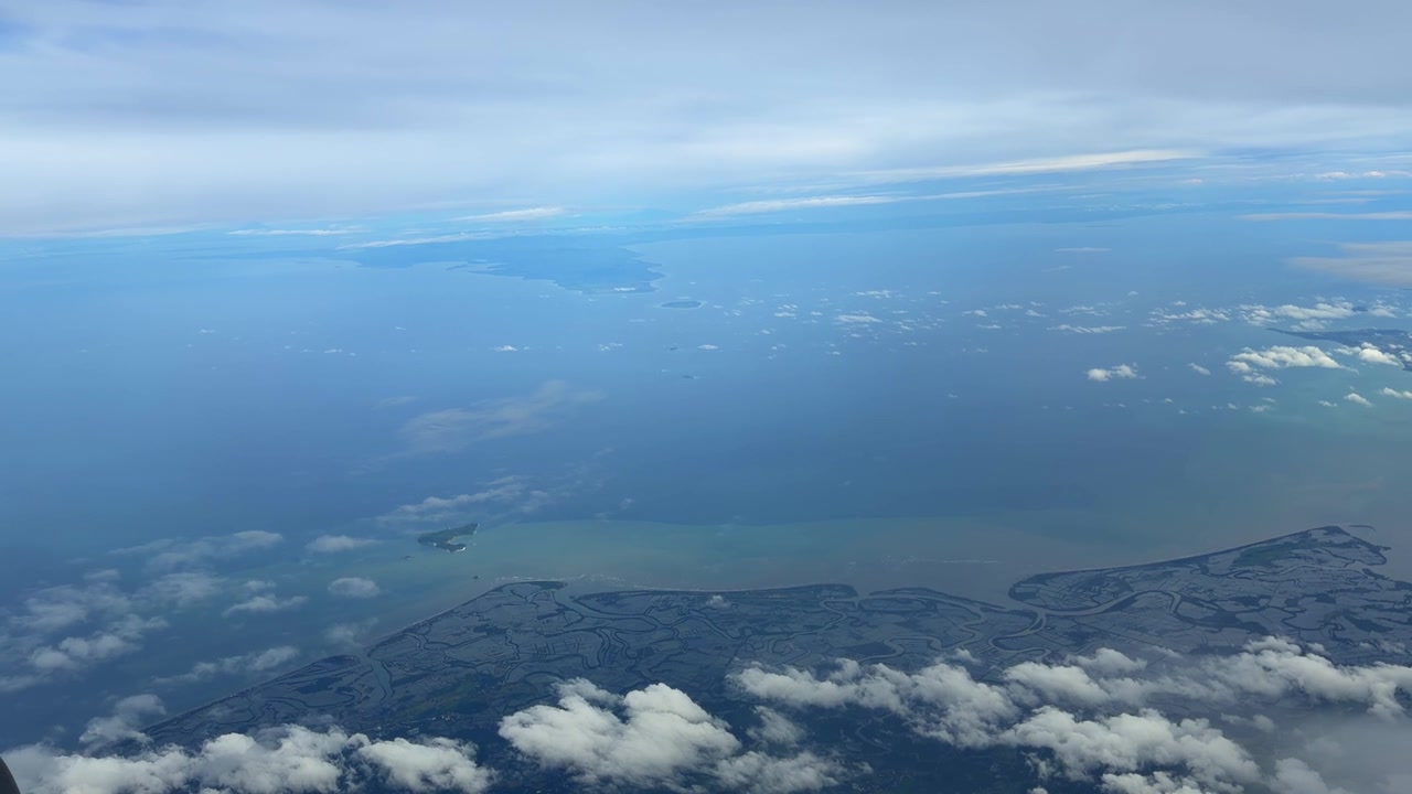フィリピンのボラカイ島への太平洋上空フライト、窓からの眺め（VLOG視点）。