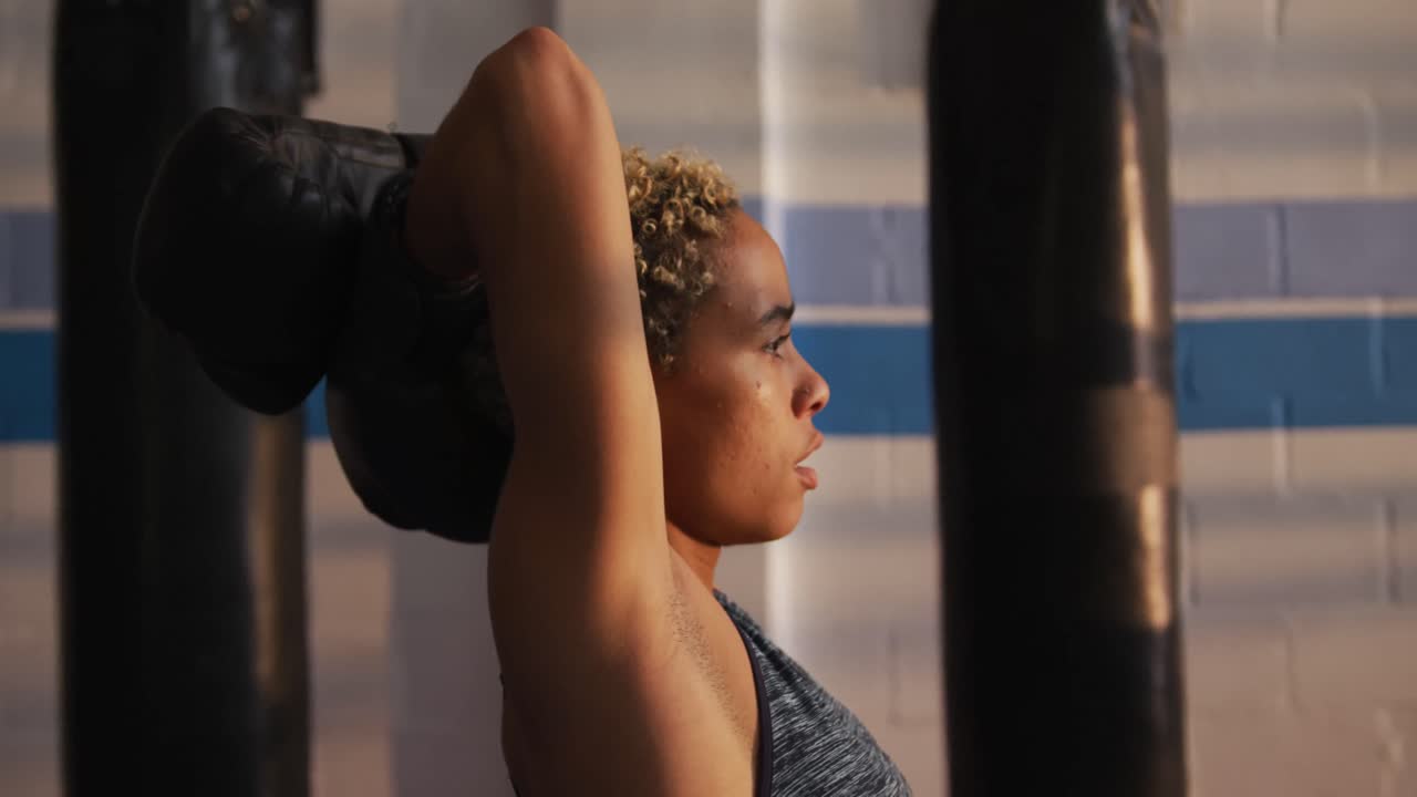 Nærbilde av sprek kvinne i et boksegym