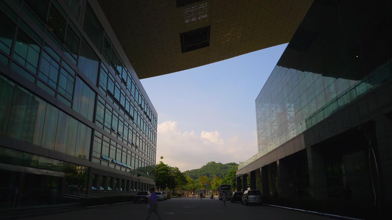 noche soleada centro cívico de la ciudad de shenzen caminando en cámara lenta panorama 4k china