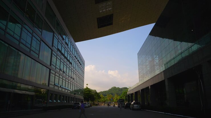sera soleggiata centro civico della città di shenzen camminando panoramica a rallentatore 4k cina