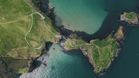 Vista-Aérea-De-Pájaro-Del-Puente-De-Cuerda-De-Carrick-a-rede-En-Irlanda-Del-Norte