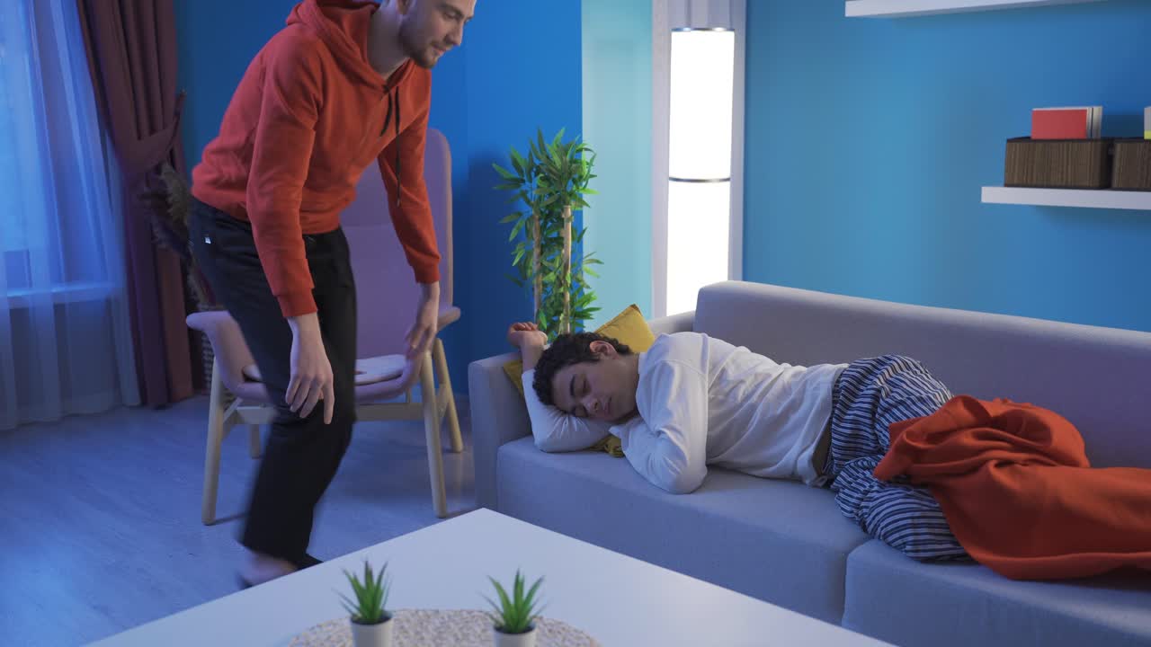 동생을 사랑하고 소중히 여기는 어린 형제입니다.