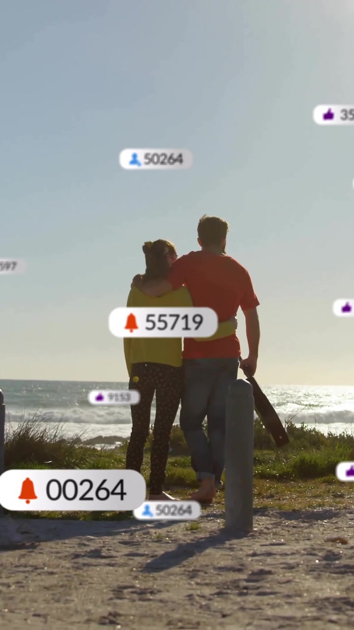 Coppia che cammina sulla spiaggia con animazione di notifiche dai social media in sovrimpressione.