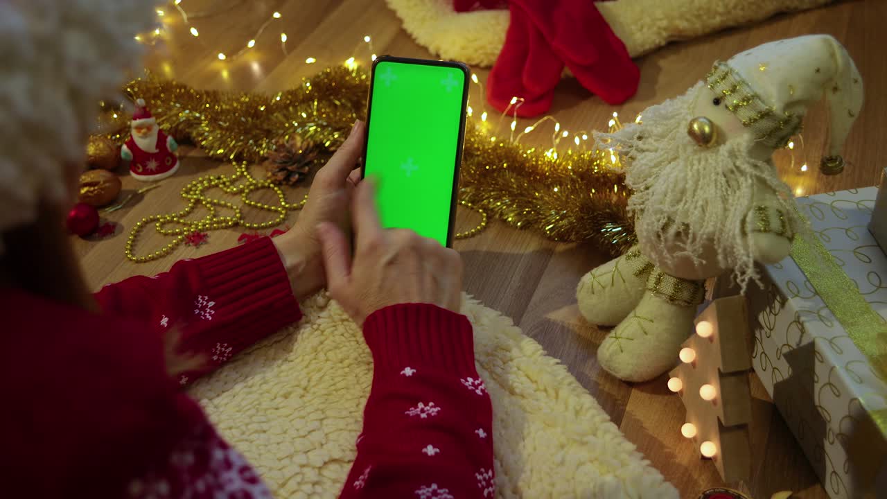 녹색 스크린 손에 pnone 크리스마스 컨셉