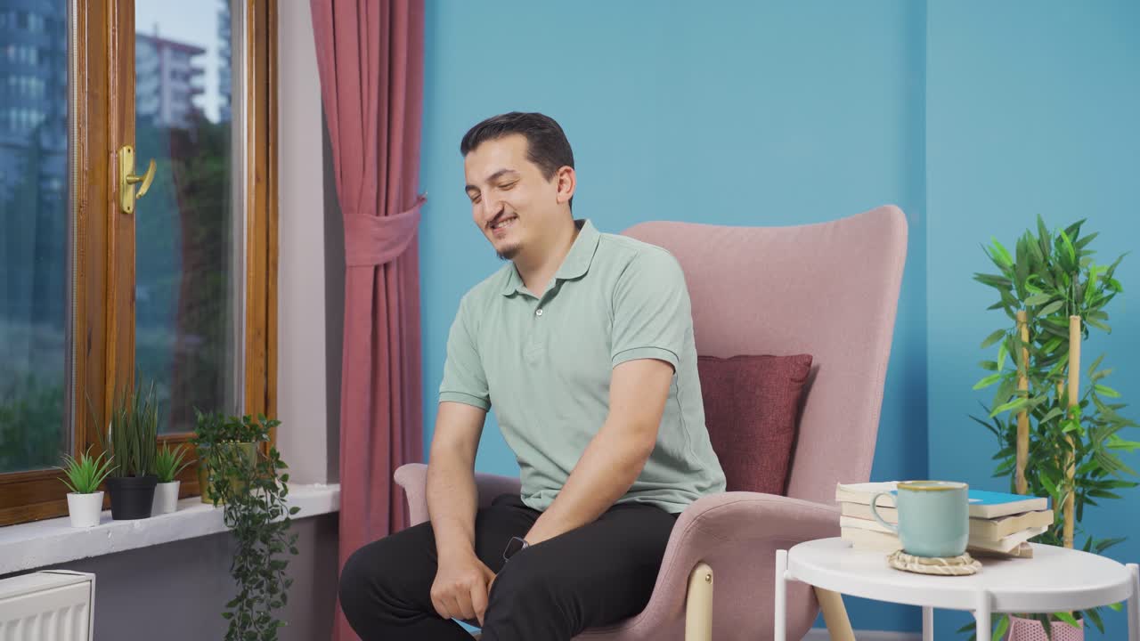 사랑에 빠진 남자는 행복하다고 느 ⁇ 니다.