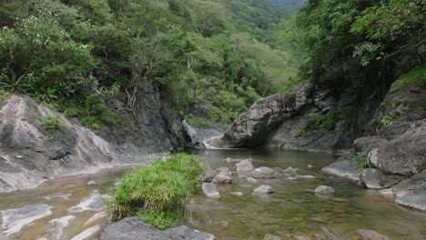 el agua del río fluye a través de los cañones rocosos en salto las yayitas, el recodo, beni, república dominicana