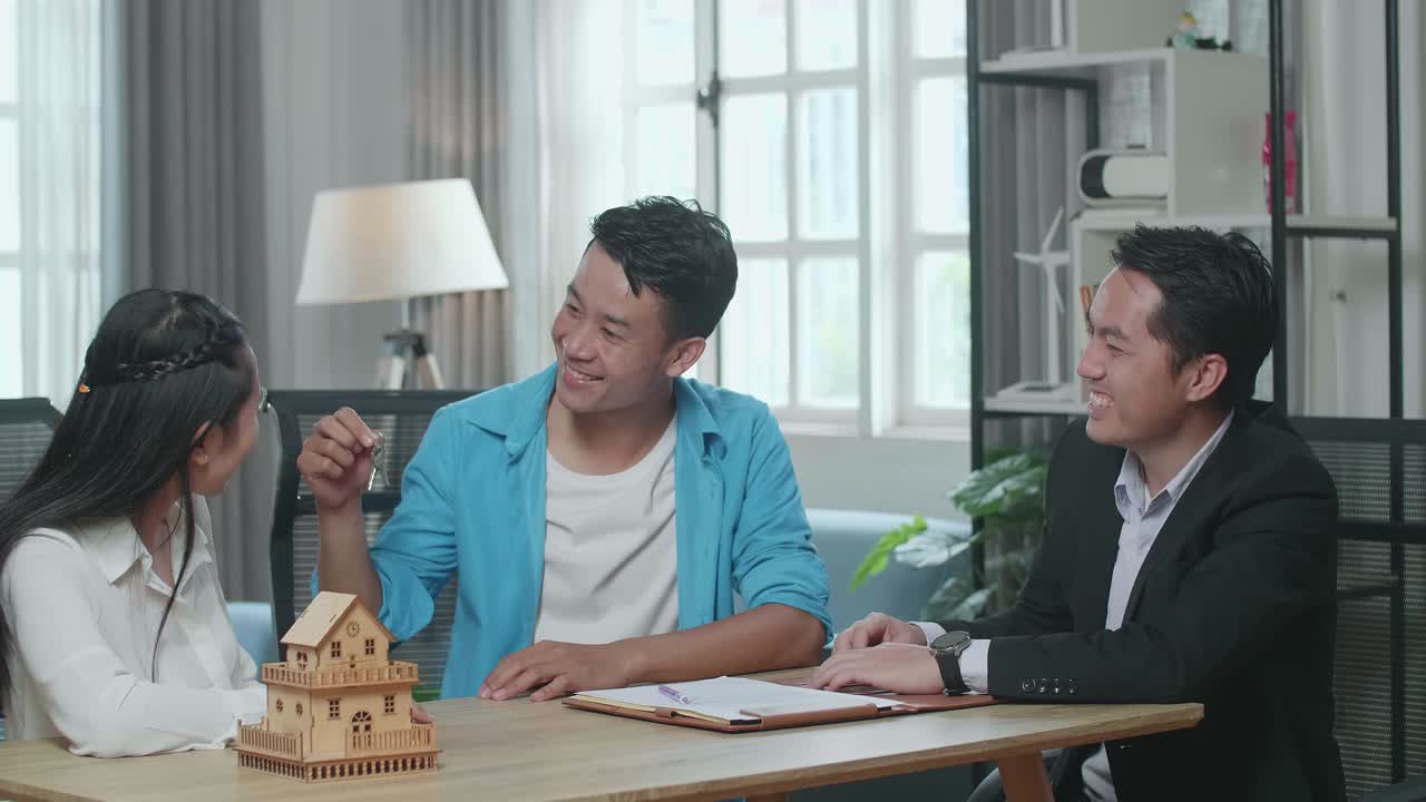 행복한 가족이 새로운 집을 찾고 있습니다.