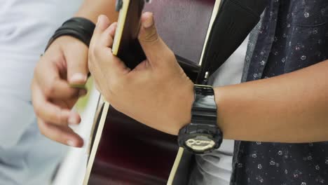 Primer-Plano-De-Un-Hombre-Tocando-La-Guitarra