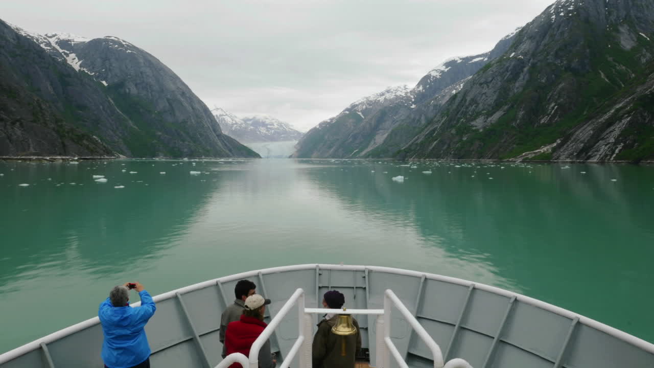 도스 빙하에 접근하는 배의 뱃머리에서 시간 경과 트레이시 암의 엔디콧 암