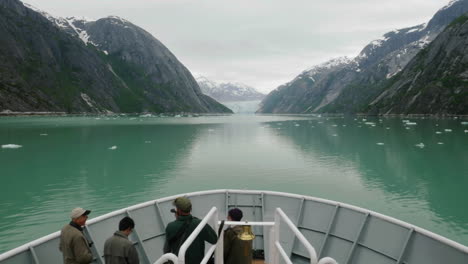 Sicht-Zeitraffer-Vom-Bug-Eines-Schiffes,-Das-Sich-Dem-Dawes-Gletscher-In-Endicott-Arm-In-Tracy-Arm-Nähert