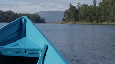 Barco-De-Madera-Navegando-Por-Un-Río-En-El-Paisaje-De-Uganda-Y-África.