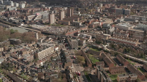 Toma-Aérea-Hacia-La-Estación-Central-De-Hackney