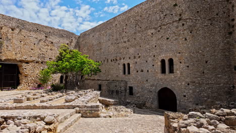 zoom en la toma del castillo medieval de chlemoutsi en el pueblo de kastro, peloponeso, kyllini-andravida, grecia en un día soleado