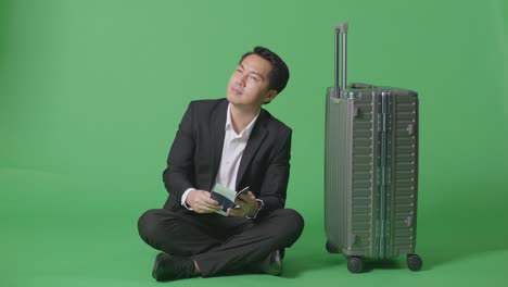 수하물 을 들고 기다리는 사업가