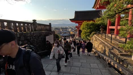 visitantes caminando por un santuario japonés tradicional