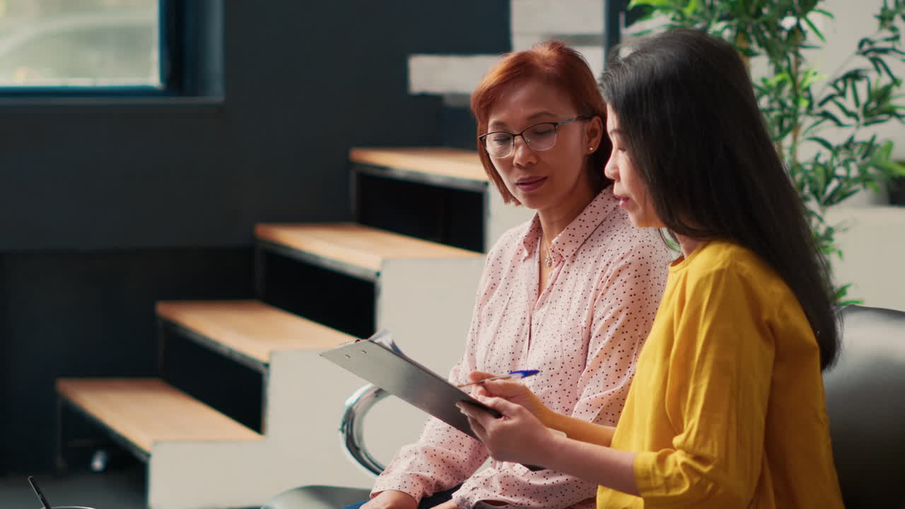 Donne asiatiche in consultazione