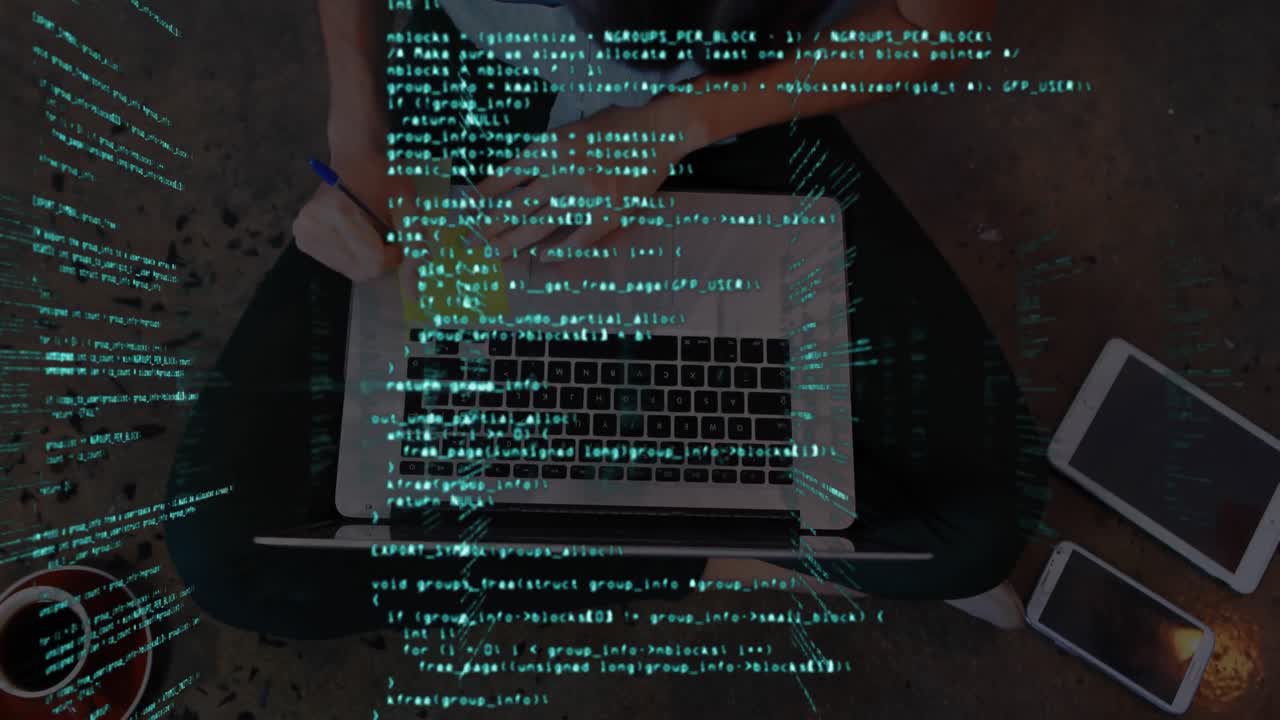 procesamiento de datos frente a la vista superior de una mujer usando una computadora portátil