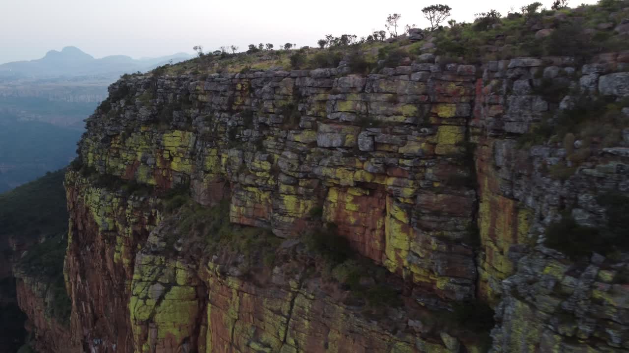 cara de acantilado dentado a lo largo de la cordillera de drakensberg