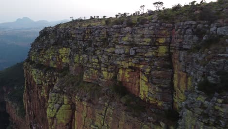 Jagged-cliff-face-along-the-Drakensberg-Mountain-Range