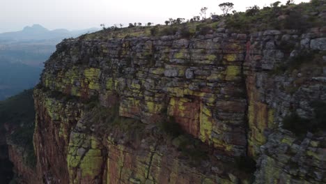cara de acantilado dentado a lo largo de la cordillera de drakensberg