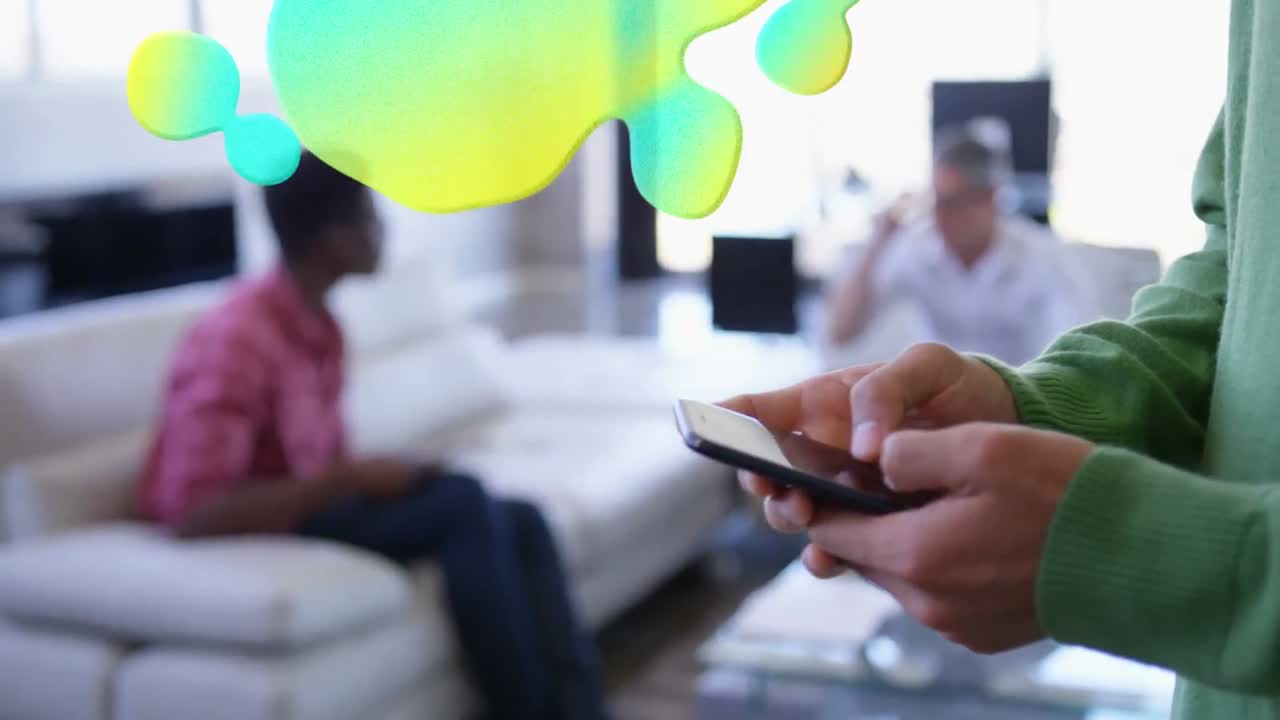 animación de manchas sobre un hombre de negocios caucásico usando un teléfono inteligente