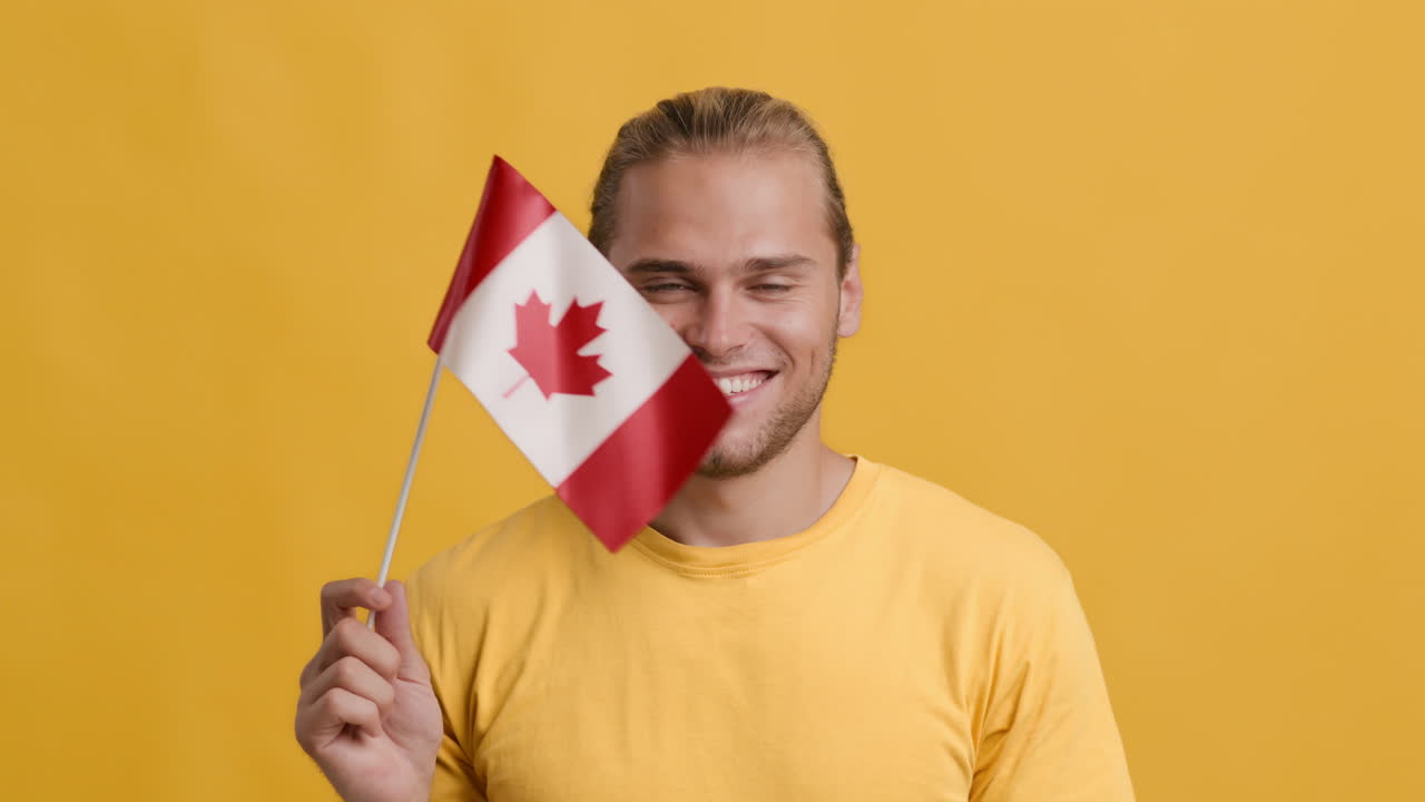 Hombre sosteniendo bandera canadiense