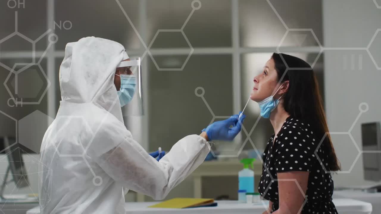 animación de moléculas y fórmula química sobre diversos médicos y pacientes que toman la prueba de covid