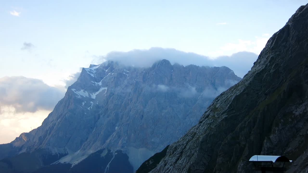 vista cercana del pico de la montaña zugspitze cubierto de nubes